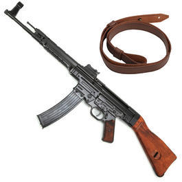 StG 44 Dekomodell aus Metall mit Holzschaft und Gewehrgurt