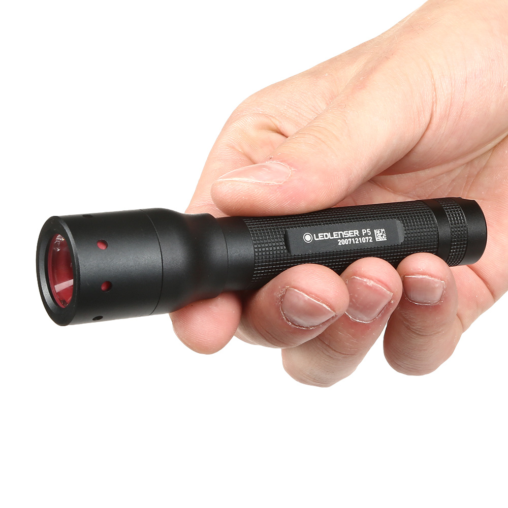 LED Lenser P5 Taschenlampe 140 Lumen schwarz inkl. Holster und Handschlaufe Bild 1