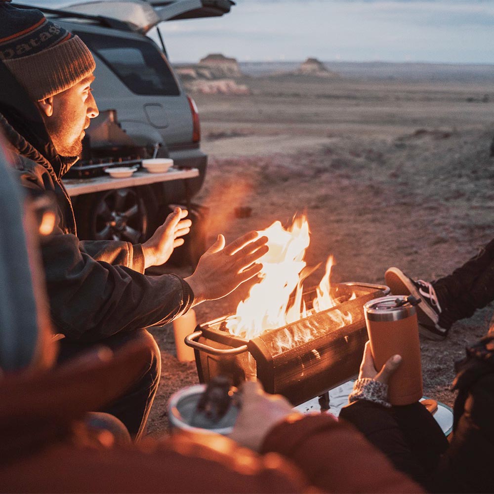 BioLite Firepit+ Feuerstelle, Grill und Powerbank rauchfrei schwarz/orange inkl. Grill- und Brennstoffrost und Micro-USB Ladekab Bild 7