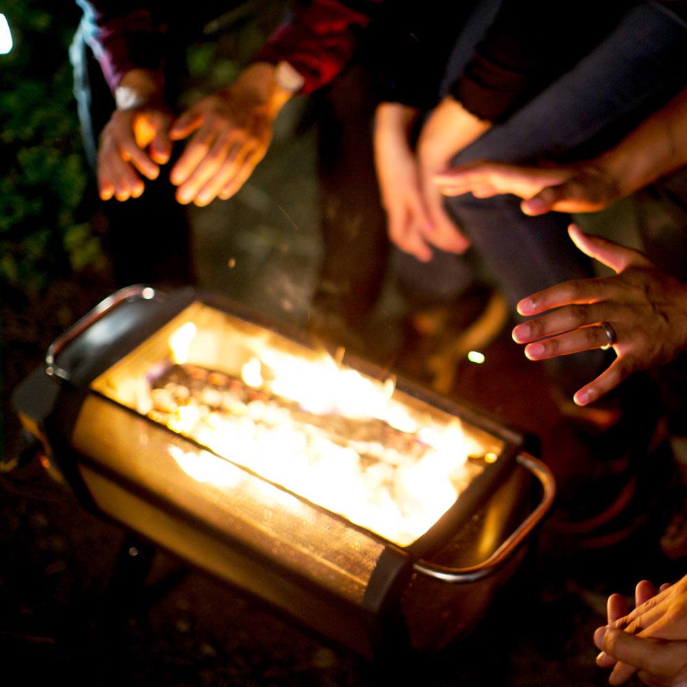BioLite Firepit+ Feuerstelle, Grill und Powerbank rauchfrei schwarz/orange inkl. Grill- und Brennstoffrost und Micro-USB Ladekab Bild 9