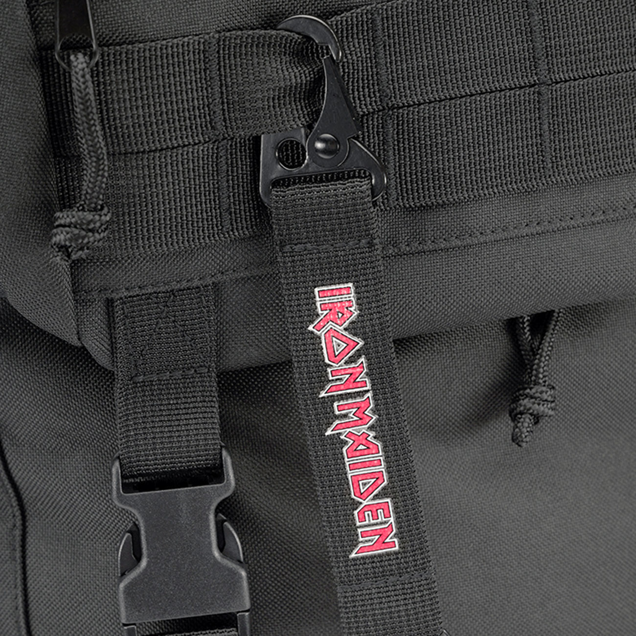 Brandit Iron Maiden Festival Rucksack Set 40 Liter schwarz inkl. Poncho, Sitzmatte, Raincover, Schlsselanhnger, Flaschenffner Bild 7