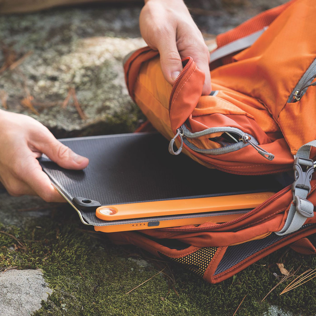 BioLite Solarpanel 10+ orange 10 Watt mit 3200 mAh Akku Bild 6