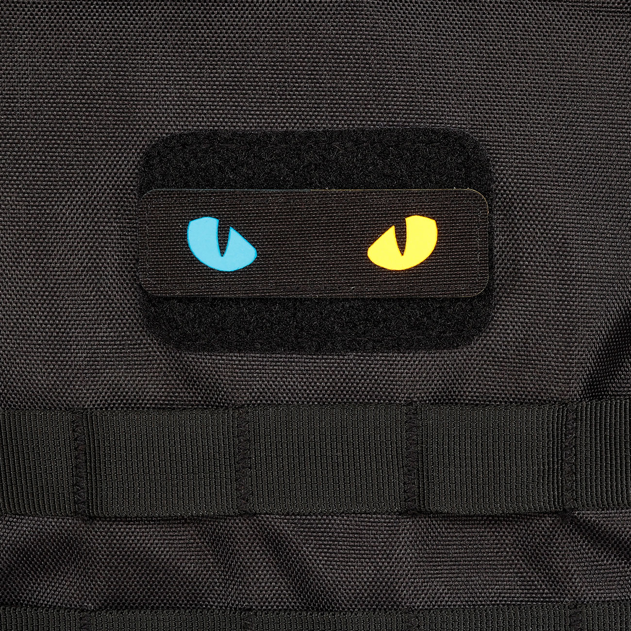 M-Tac Lasercut-Patch schwarz mit Cat-Eyes blue-yellow nachleuchtend