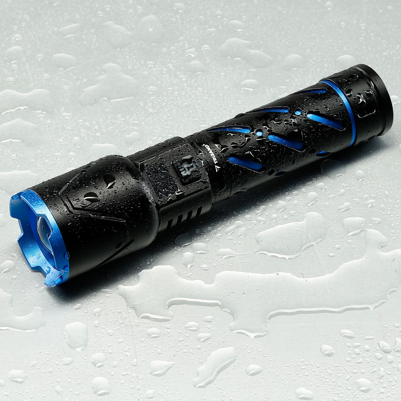 Trizand taktische LED-Taschenlampe 800 Lumen 3 Leuchtmodi inkl. Strobe aufladbar inkl. Handschlaufe und USB-C-Kabel schwarz-blau Bild 1