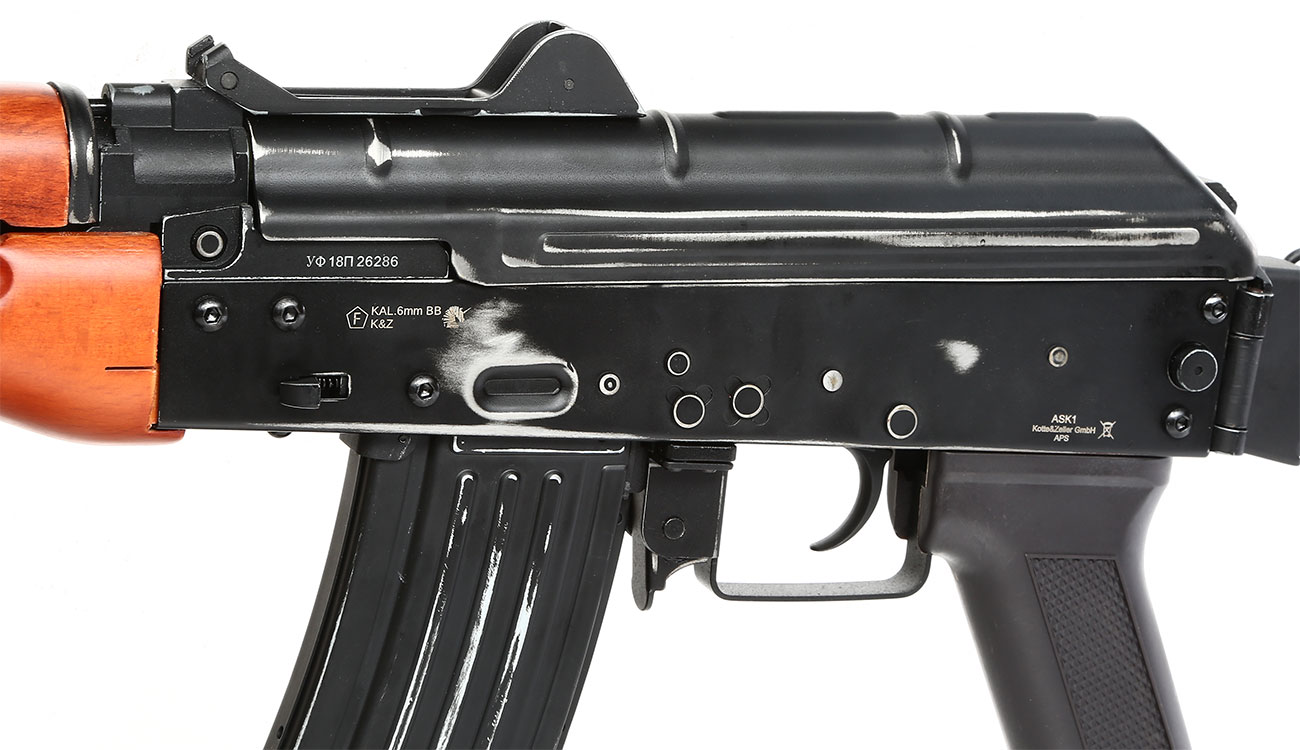APS AKS-74U Vollmetall Echtholz BlowBack S-AEG 6mm BB schwarz - Used Look Edition Bild 7