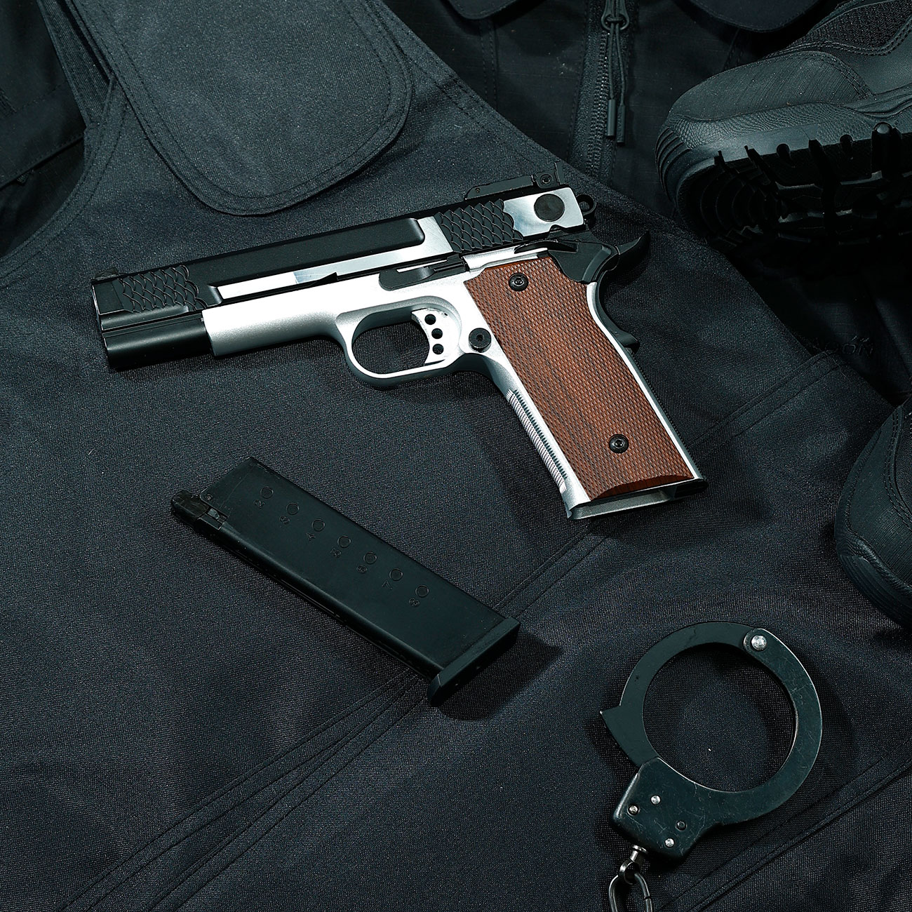 Double Bell M945 Vollmetall GBB 6mm BB Two Tone Finish inkl. Pistolenkoffer Bild 1