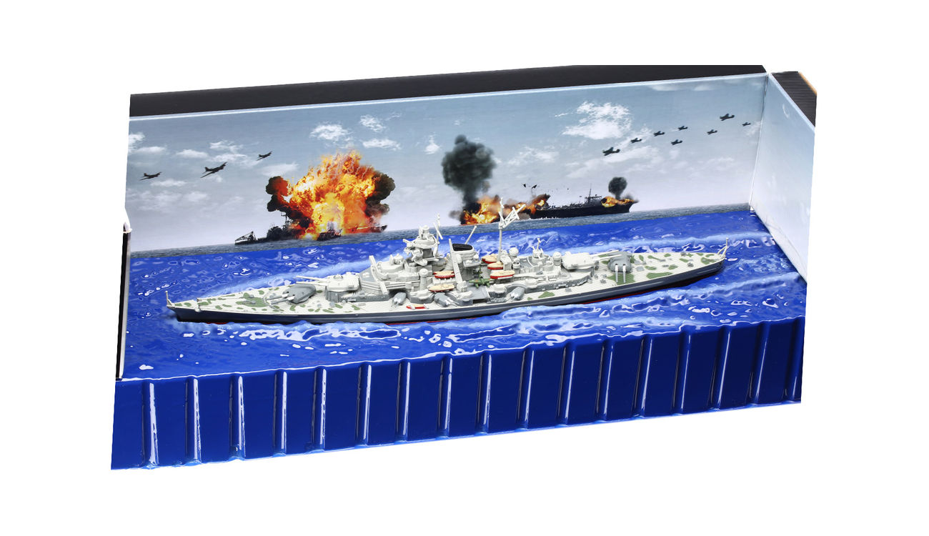 Schlachtschiff Tirpitz 1:700 inkl. Displayständer Forces of Valor Standmodell Bild 1