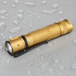 Klarus LED Taschenlampe E2 1600 Lumen Desert Tan  inkl. Handschlaufe, Aufbewahrungstasche und Gürtelclip Bild 2