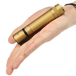 Klarus LED Taschenlampe E2 1600 Lumen Desert Tan  inkl. Handschlaufe, Aufbewahrungstasche und Gürtelclip Bild 3