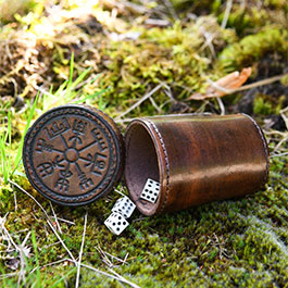 Kleinbild 2 Ulfberth- Wrfelbecher aus Leder mit Deckel mit Vegvisir-Prgung braun.
