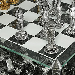 Ritter Zinnschachspiel mit Glasbrett und Diorama Bild 7
