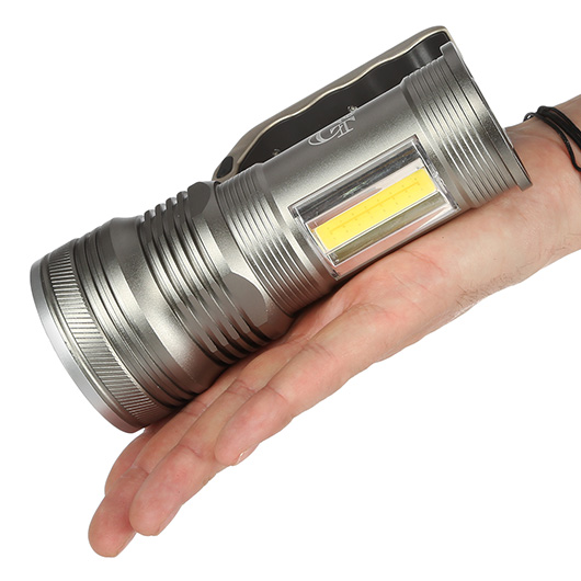 LED-Taschenlampe COB Aluminium 8000 Lumen und SOS-Blinklicht in rot inkl. Akku und USB-Lader silber Bild 3