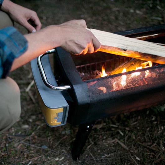 BioLite Firepit+ Feuerstelle, Grill und Powerbank rauchfrei schwarz/orange inkl. Grill- und Brennstoffrost und Micro-USB Ladekab Bild 6