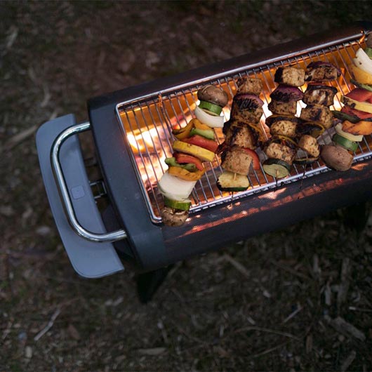 BioLite Firepit+ Feuerstelle, Grill und Powerbank rauchfrei schwarz/orange inkl. Regenhaube, Grill- und Brennstoffrost und Micro Bild 8