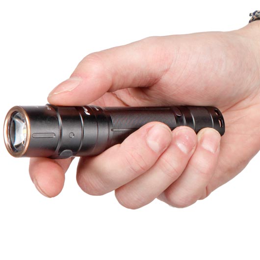 Fenix LED Taschenlampe E35R 3100 Lumen schwarz inkl. Grtelclip, USB-C Ladekabel und Handschlaufe Bild 11