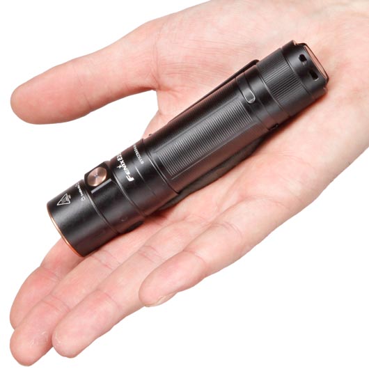 Fenix LED Taschenlampe E35R 3100 Lumen schwarz inkl. Grtelclip, USB-C Ladekabel und Handschlaufe Bild 3