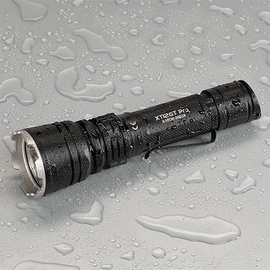 Klarus LED-Taschenlampe XT12GT Pro 1600 Lumen schwarz inkl. USB-C Ladekabel, Li-Ionen-Akku, Lanyard & Nylonholster Bild 2
