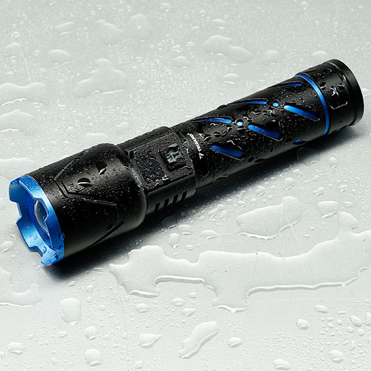 Trizand taktische LED-Taschenlampe 800 Lumen 3 Leuchtmodi inkl. Strobe aufladbar inkl. Handschlaufe und USB-C-Kabel schwarz-blau Bild 1