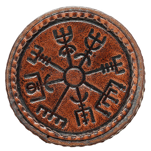 Ulfberth- Wrfelbecher aus Leder mit Deckel mit Vegvisir-Prgung braun. Bild 4