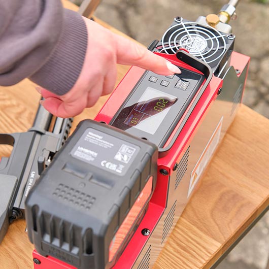 Umarex PAC 400 PerformanceAir Kompressor f�r Pressluftwaffen / Paintball / HPA Airsoft rot inkl. Akku und Ladeger�t Bild 11